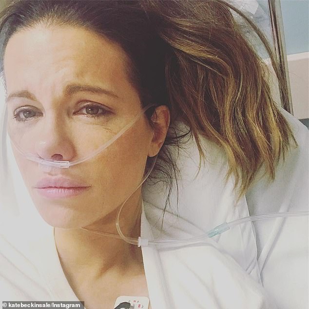 Экстренно госпитализированная Кейт Бекинсейл показала заплаканное селфи из больницы